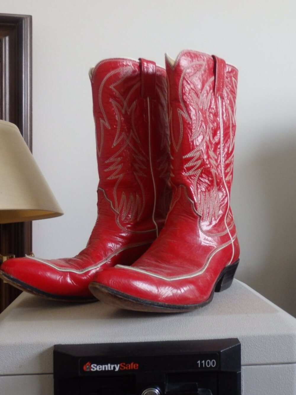 Red Patent leather JUSTIN cowboy Western boots 9 1/2 D  9.5 D  Excellent shape